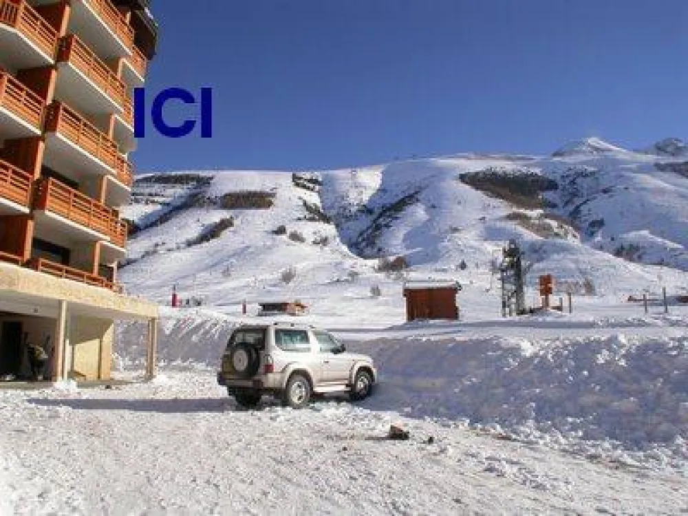 Entrée de l'immeuble au pied du téléski "Les Gentianes"