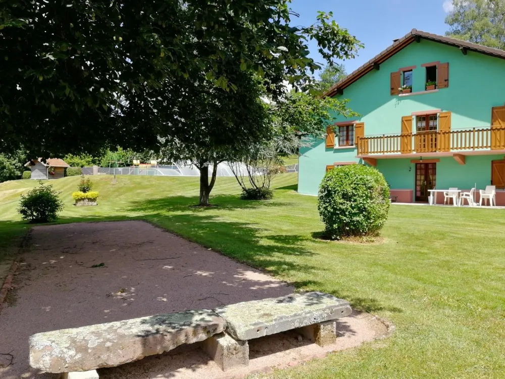 Private petanque ground, terrace with garden furniture and private barbecue.
Pool on the side of the house, you are not disturbed by the bathers when you are on the terrace