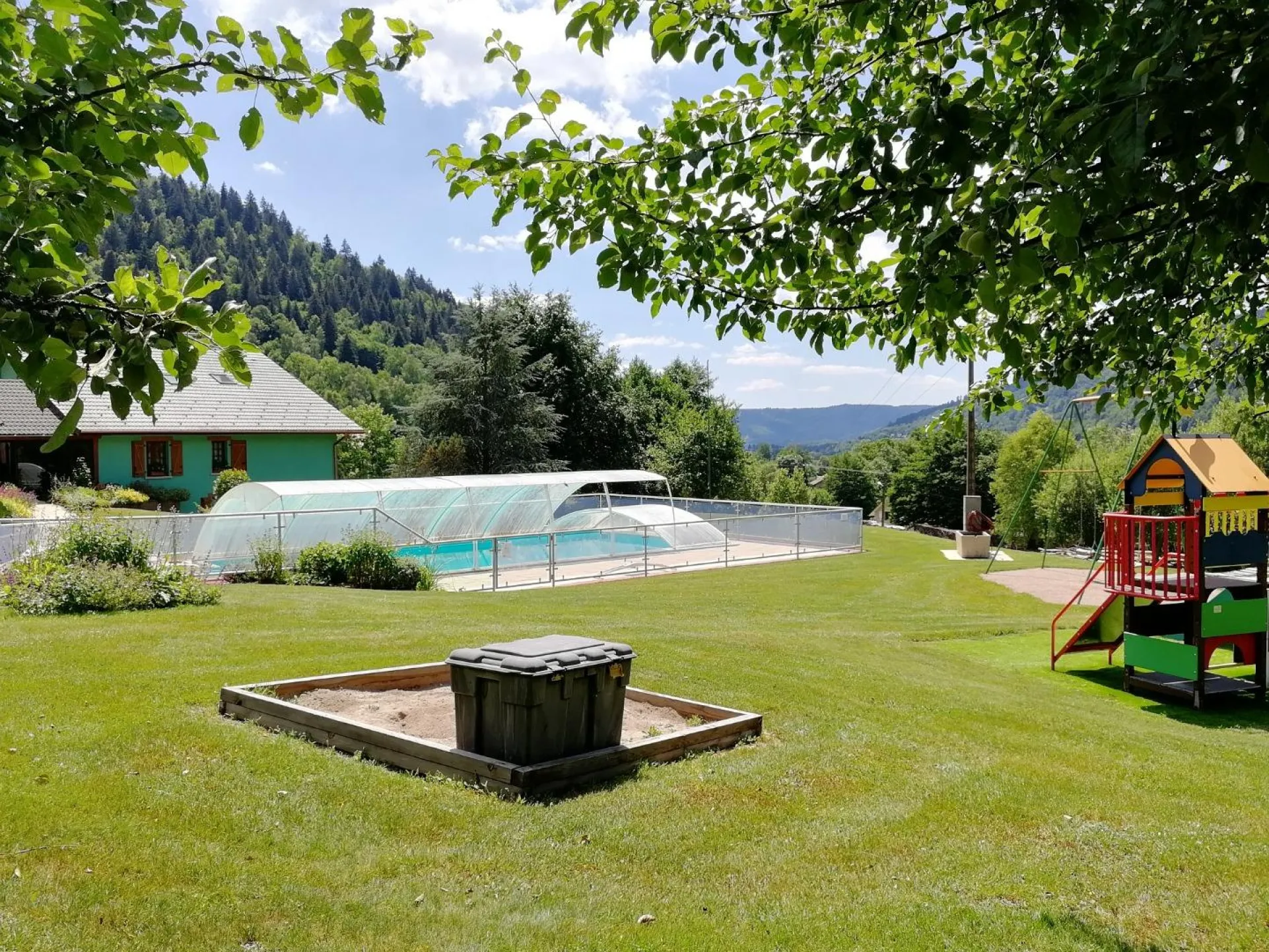 not overlooked, total garden 3 hectares (30,000 m2) overlooking the mountains.