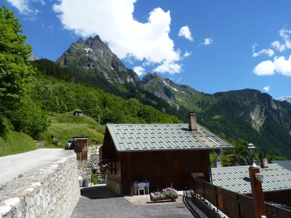 Entrée du chalet et son parking privatif en été