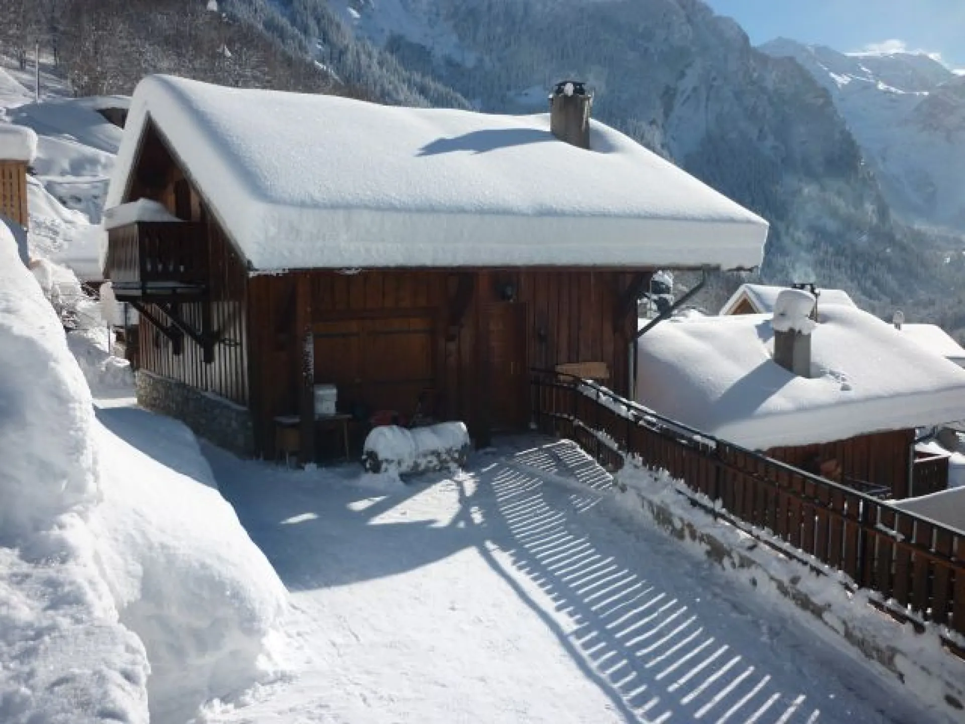 Entrée du chalet et son parking privatif en hiver