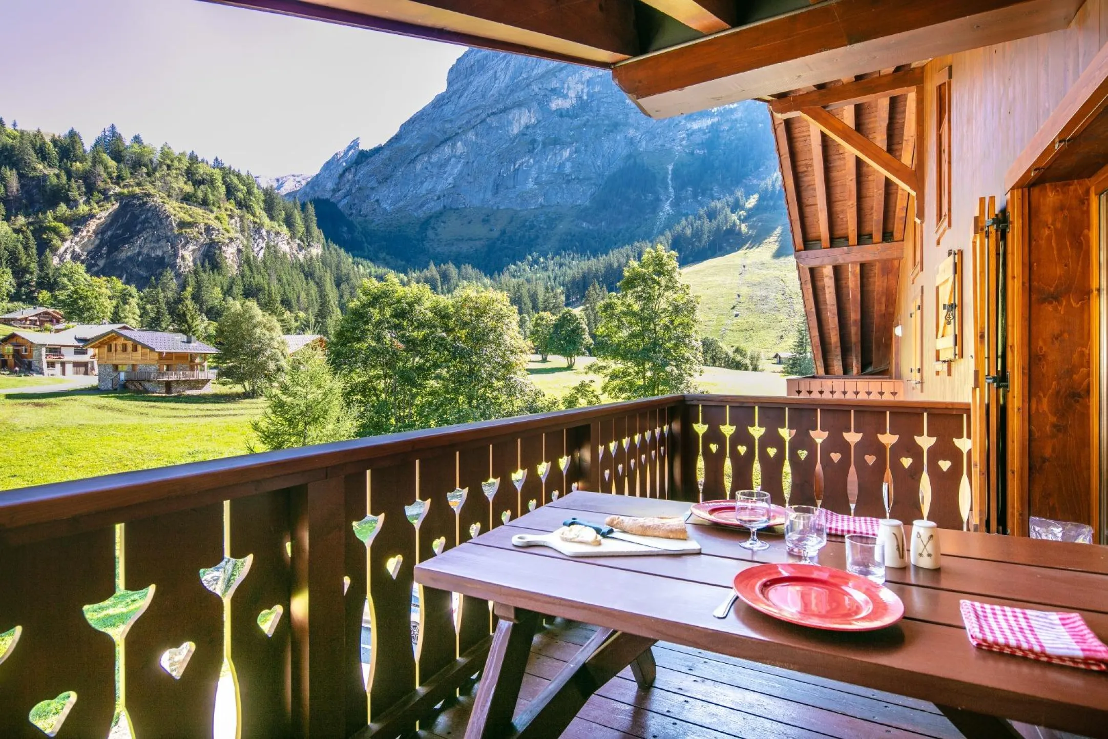 Une autrre vue de la terrasse ensoleillée pour vos repas et petit déjeuner face à la montagne sans vis-à-vis