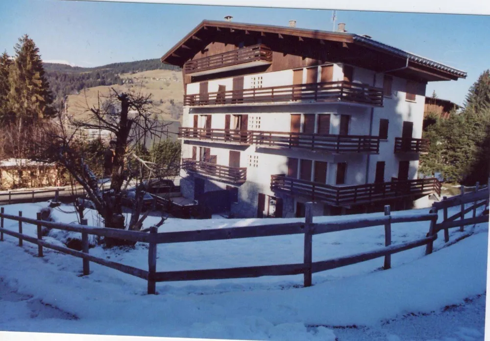 Vue du chalet CASSANDRA situé dans la boucle du petit Rochebrune. Appartement au 1er étage qui bénéficie d'une triple exposition.
A 200m du téléphérique de Rochebrune où il y a l'ESF.
Le parking est dégagé par le chasse neige si nécessaire