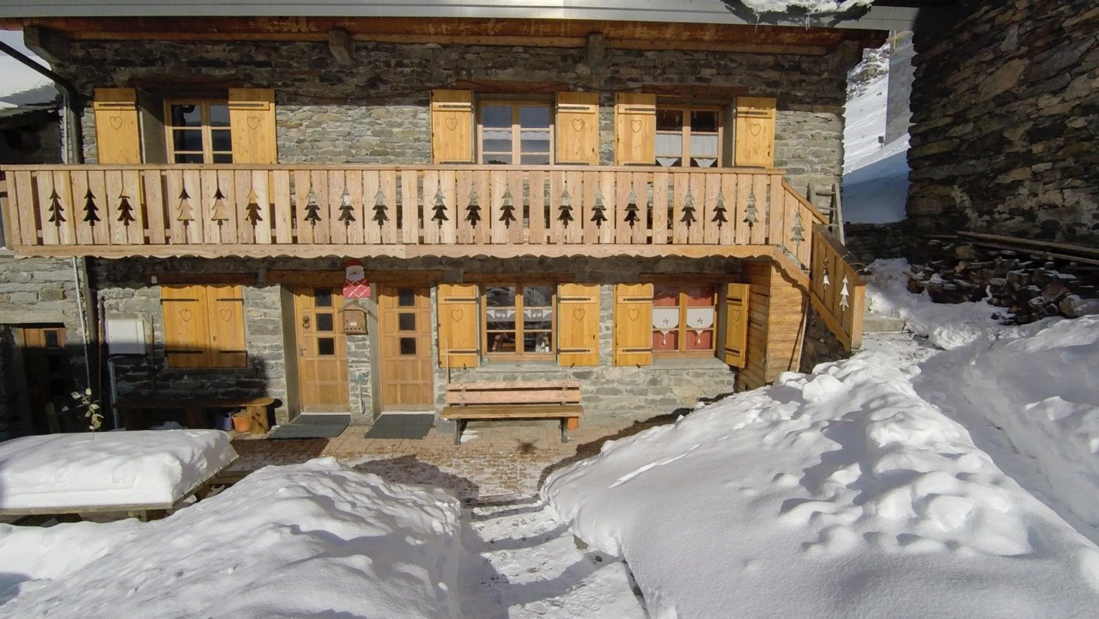 L'appartement en bas à droite (porte entrée de droite, 2 fenêtres et le casier à skis ). Situation plein sud et directement sur la terrasse
