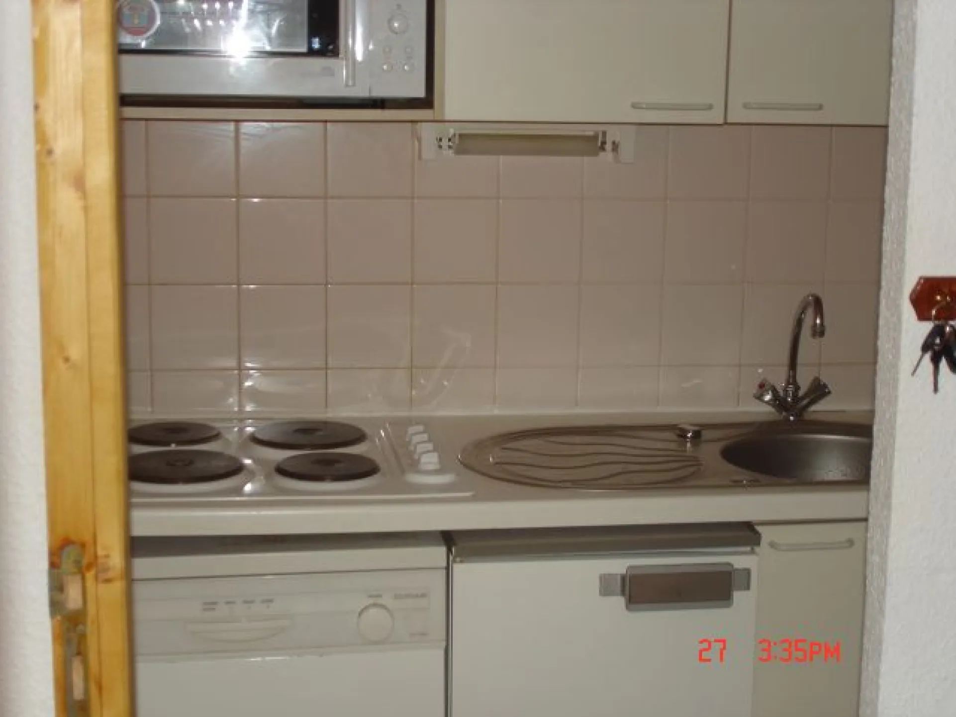 Cuisine équipée, lave vaisselle, four combiné réfrigérateur et placards de rangement