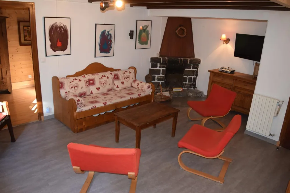 Salon spacieux avec son petit coin cheminée. 
Au mur, télévision 32"
Couchage = 2 lits gigognes