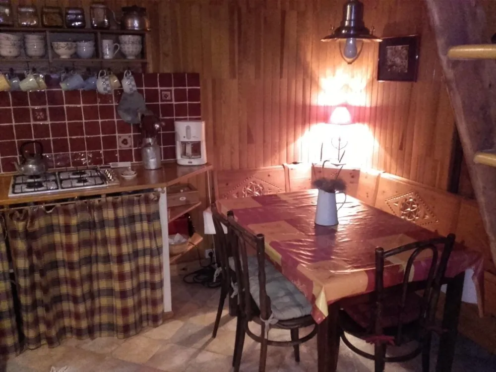 Véritable petit chalet savoyard en madriers