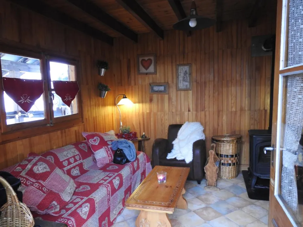 Véritable petit chalet savoyard en madriers