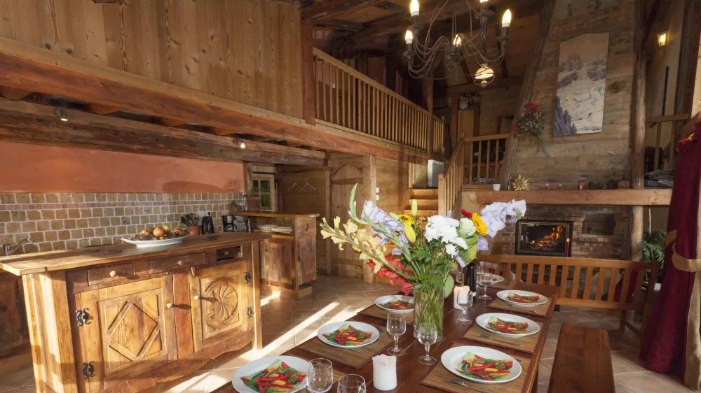 Salle à manger, grande table, près de la cheminée...