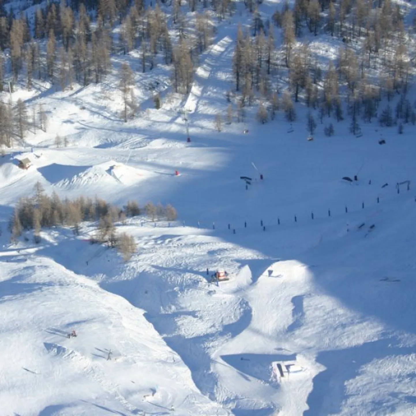 Un domaine skiable parmi les plus grands des Alpes du Sud. On peut skier toute une journée sans prendre deux fois la même piste !.
