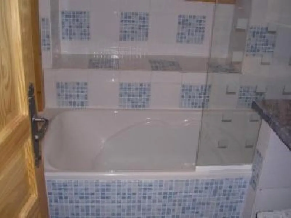 Salle de bain avec baignoire.