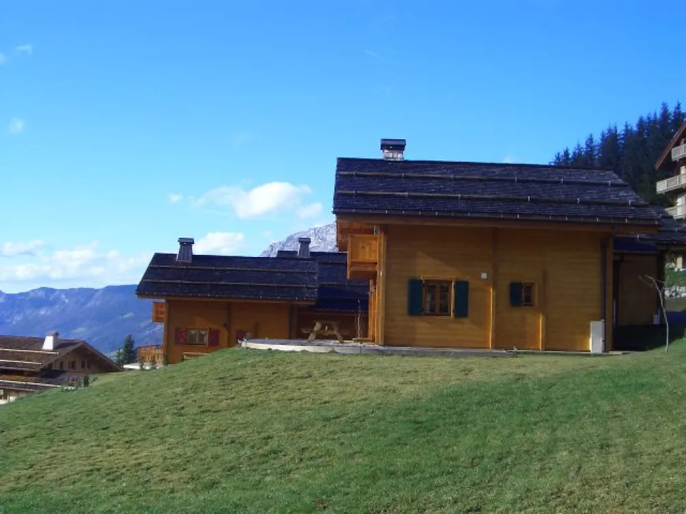 Orienté plein sud face à un panorama à 180°, vous apprécierez le calme, la tranquillité et peut être apercevrez-vous les biches qui viendront vous rendre visite le matin!