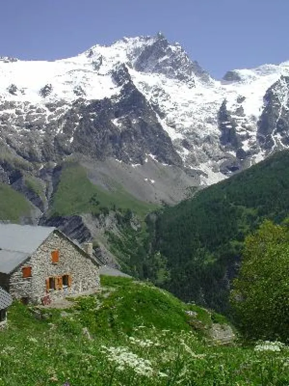 Le chalet en été avec le pic de LA MEIJE en arrière plan