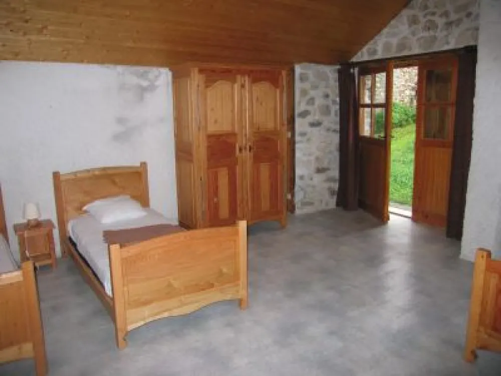 Etage chambre en pièce unique avec un lit double(140) et 2 lits simples (90)