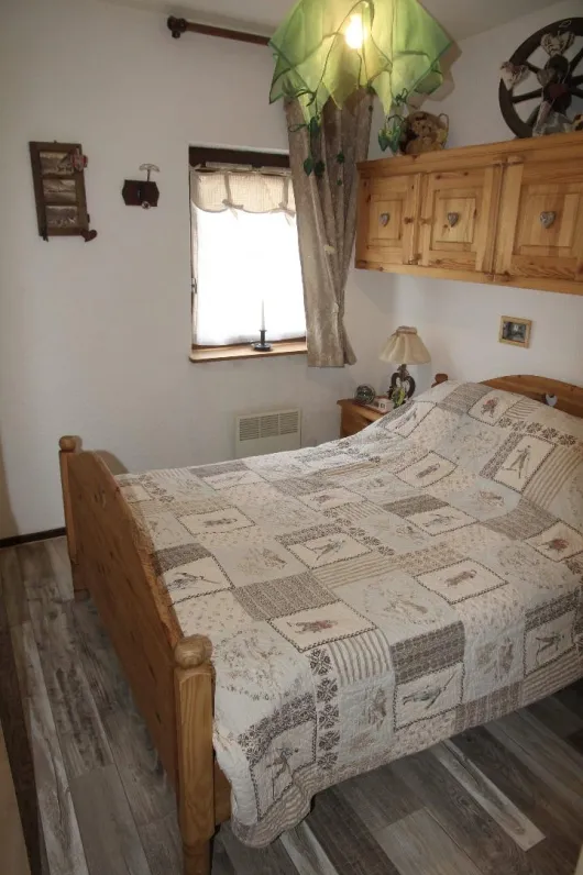 Chambre fermée avec lit double