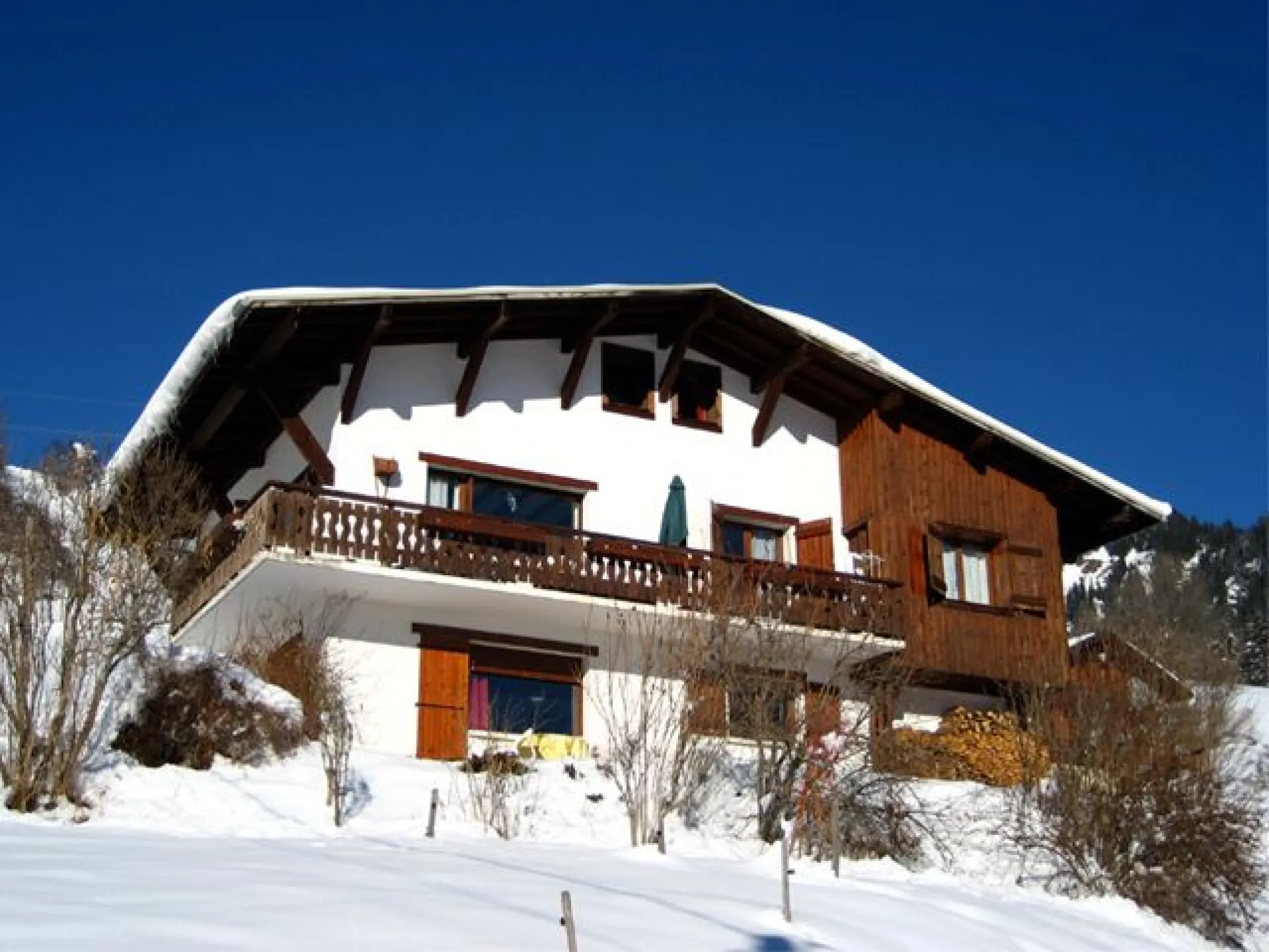Le chalet "Bio Slo" ("beau soleil" en patois) orienté plein sud.
avec sa terrasse plein sud