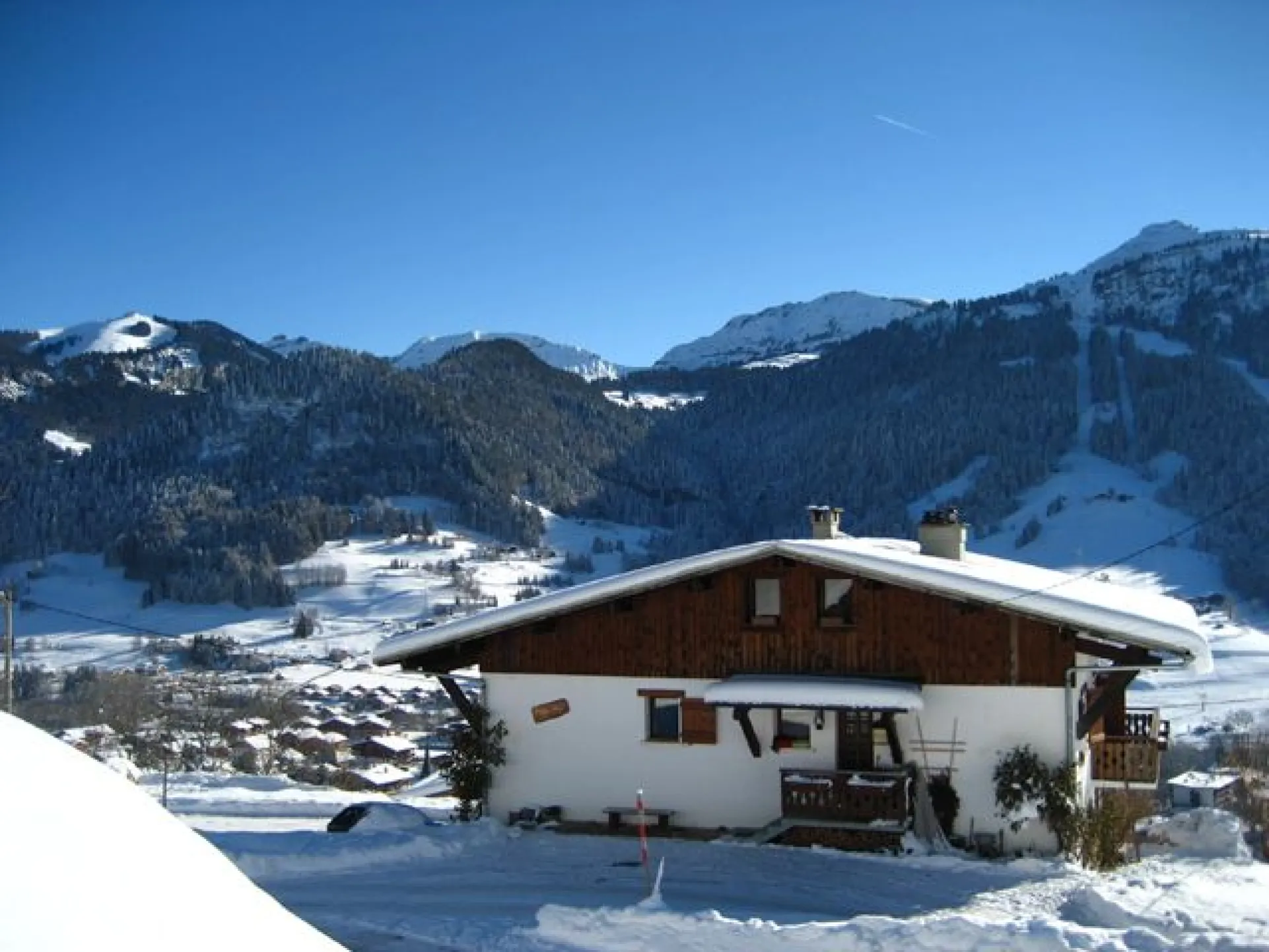Le Chalet "Bio Slo" face au Crêt du Midi (1810 m). vue sur le village   le Mont Blanc
