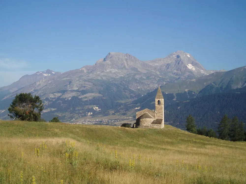 A 45 minutes de marche sans dénivelé: la célèbre chapelle St Pierre d'Extravache avec vue sur la Vanoise