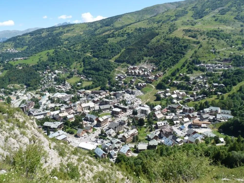 VALLOIRE : station VELO et VTT Les grands cols de prestige (Iseran, Madeleine, Galibier) accessibles depuis Valloire. 
Piscine, via ferrata, pumptrack, escalade, randonnées, accrobranche, pêche
Concours International de sculptures sur paille 