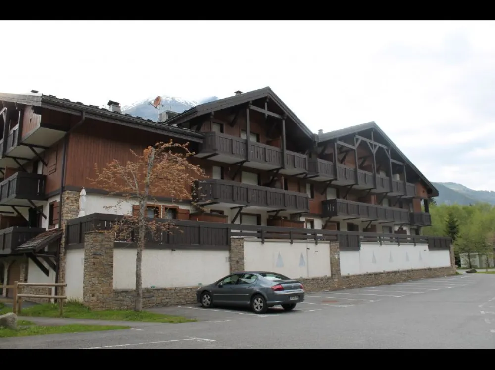Côté Est de la résidence 
Vue sur la terrasse (21 m²) située en bas à gauche.