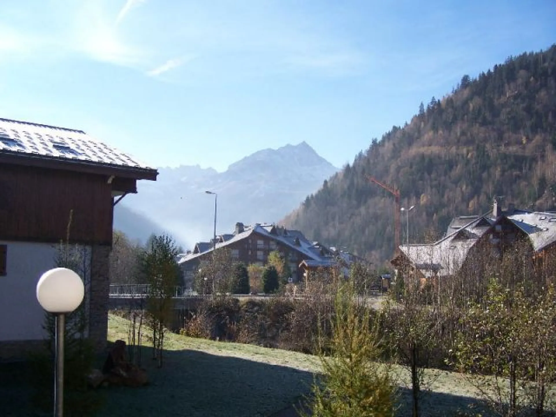 Vue sur la montagne depuis le balcon en été