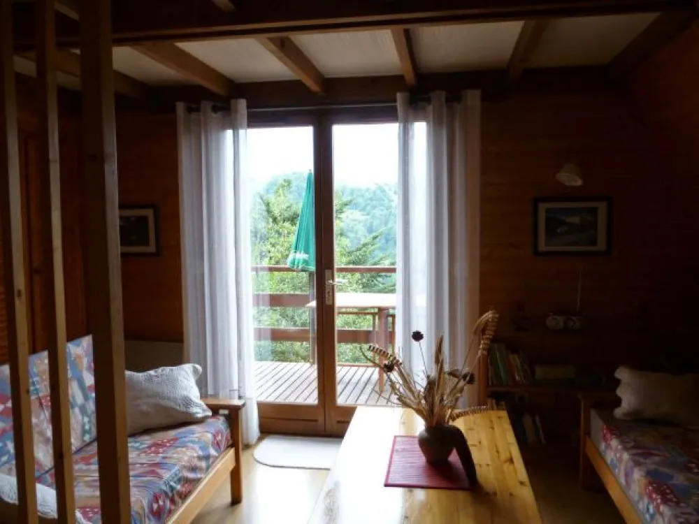 salon du premier étage, avec balcon plein sud donnant sur la chaîne  et le Mont VALIER