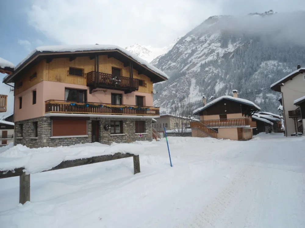 Nos locations    
chalet les rocailles appartement 6 personnes dernier étage .
studio 2 personnes au rez- de-chaussée.
a cote au petit chalet 2 appartements mezzanines ( 4 personnes )
48,rue de l'aiguille d'aout 
le plan 
Pralognan73710