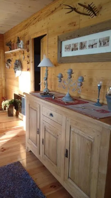 Bienvenue au chalet La Poulidetta, qui signifie "La Petite Jolie".
Le chalet vous propose des prestations de qualité, un décor soigné et chaleureux. Des vacanciers de passage l'ont surnommé "Le Chalet de coeurs et des nounours"