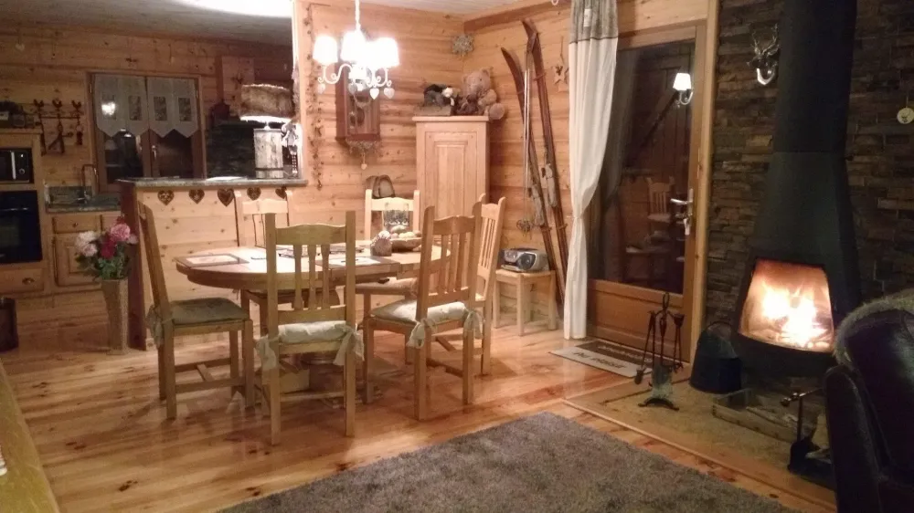 L'espace repas. Avec ses deux rallonges supplémentaires la table peut accueillir 8 convives. 
Nous ne manquerez de rien ; toute la vaisselle est très complète, pour mettre les petits plats dans les grands !