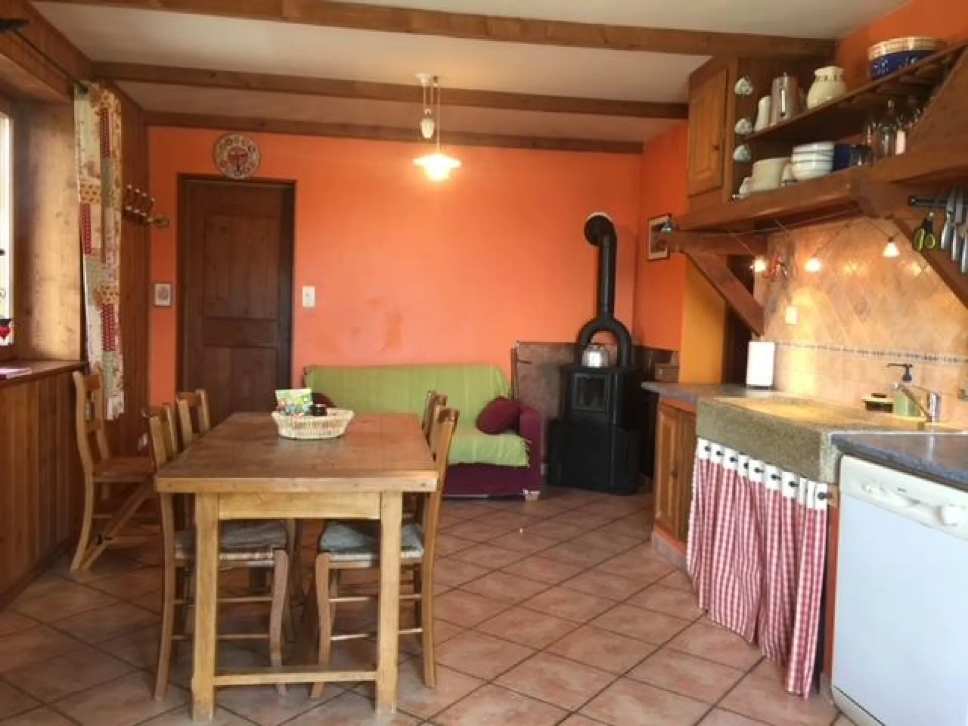 Espace de vie avec poêle à bois en appoint.