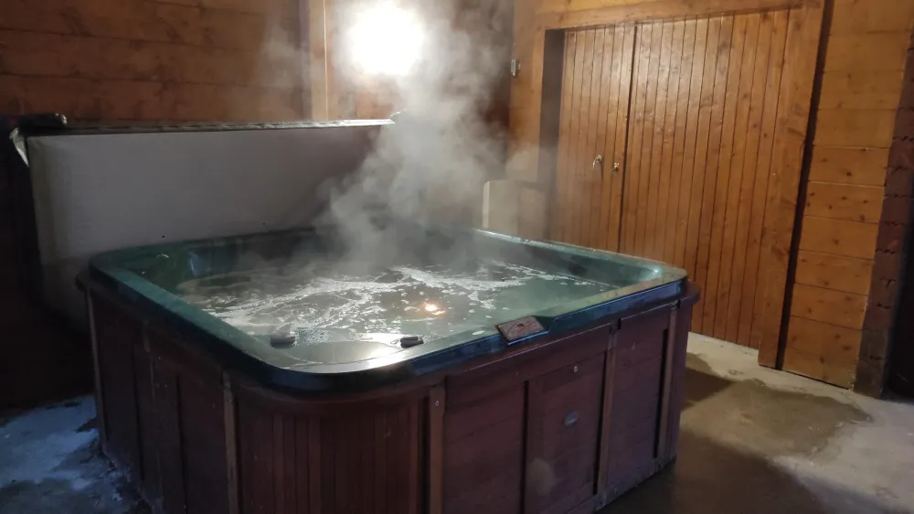 Jacuzzi - à l'extérieur, couvert