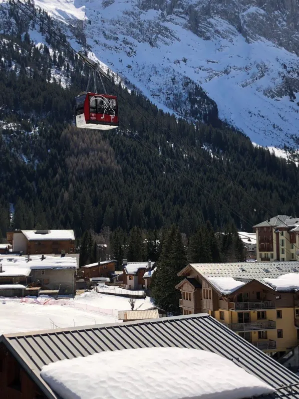 TELEPHERIQUE ET DEPART DES PISTES TOUT PROCHE 