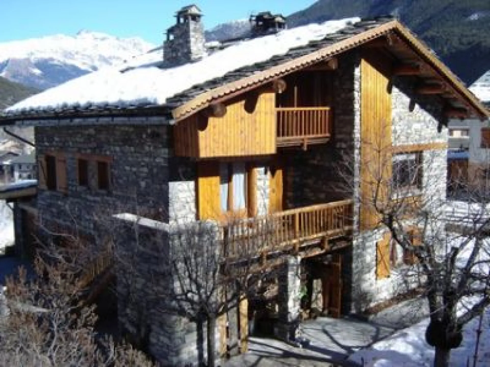 Chalet montagnard en pierres et lauzes de Savoie.