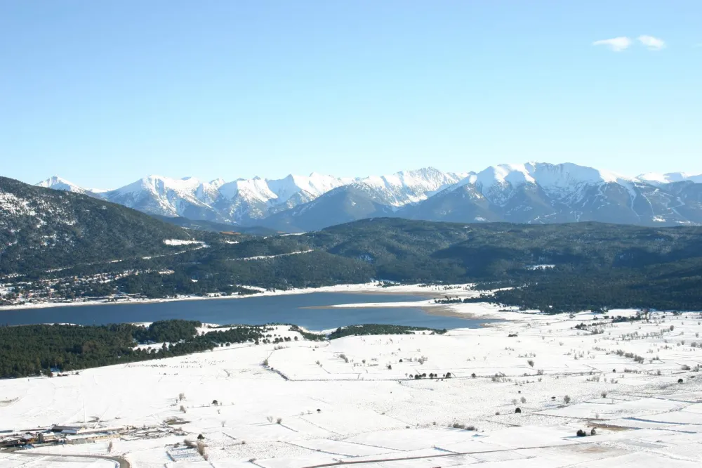 Vue sur Lac de Matemale et montagnes
