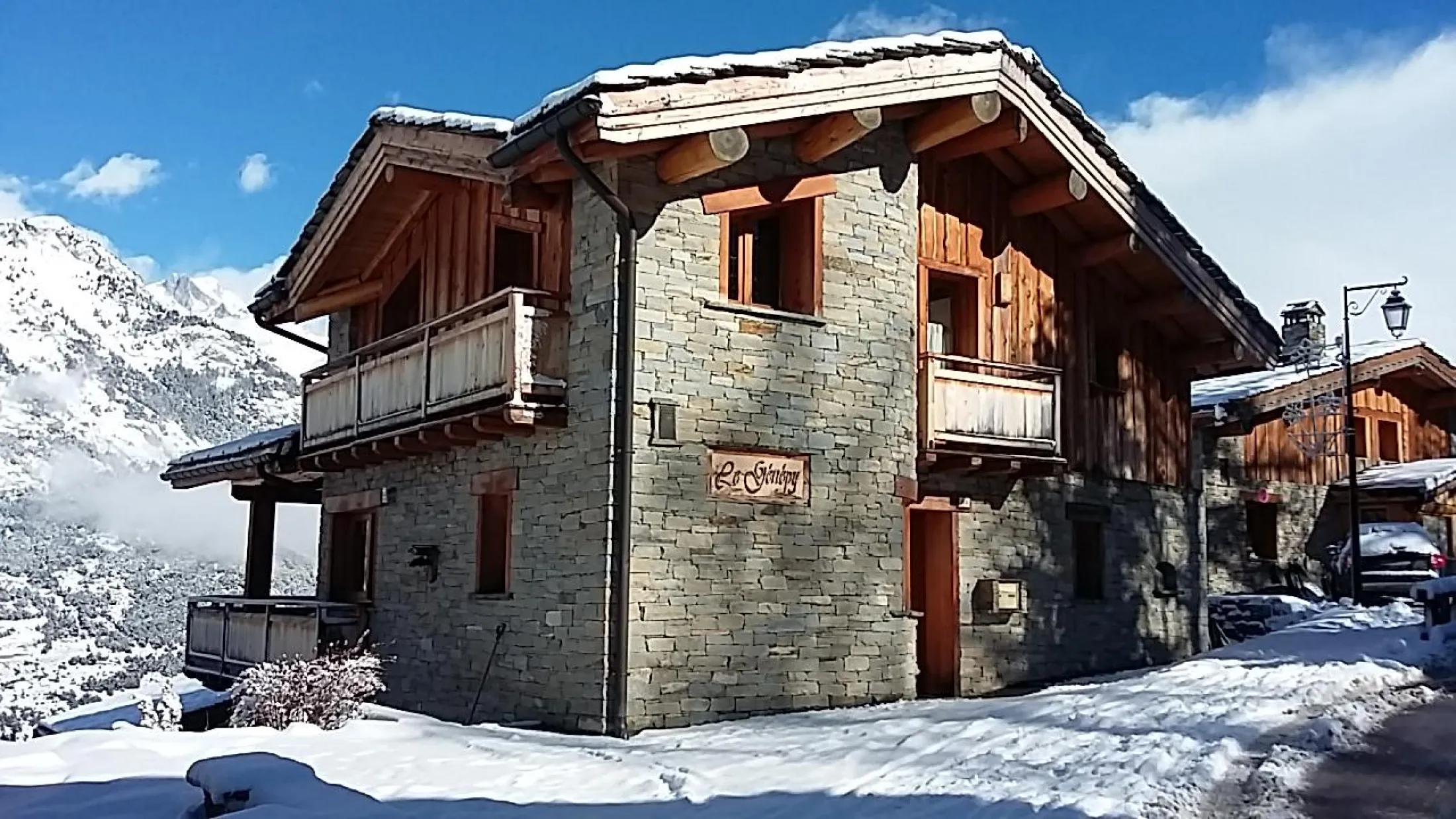 chalet le génépy  avec la vue sur le massif de la Vanoise ...
Déchargez vos bagages devant la porte d'entrée...
1 place de parking privative...