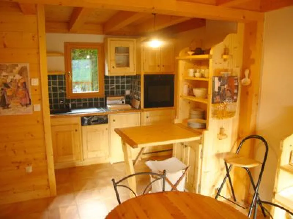 From the lounge, view of the kitchen. On the left, door on space entrance & toilets and a 2nd door opening on tiding space. Fully furnished (including kitchen appliances, vaccum cleaner, washing machine, dish washer...)