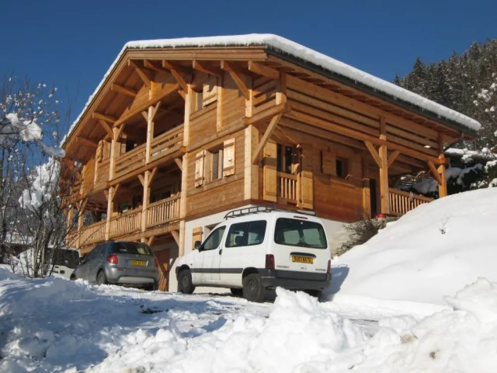 View of the chalet in front from the entrance of the access way, left part to rent
