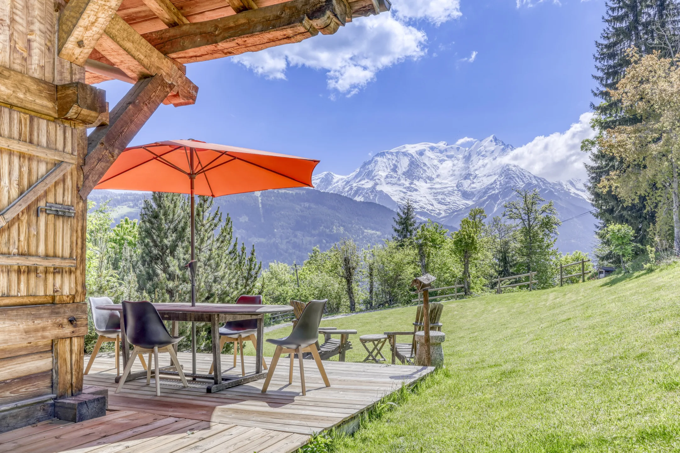 Terrasse extérieure donnant sur la cuisine