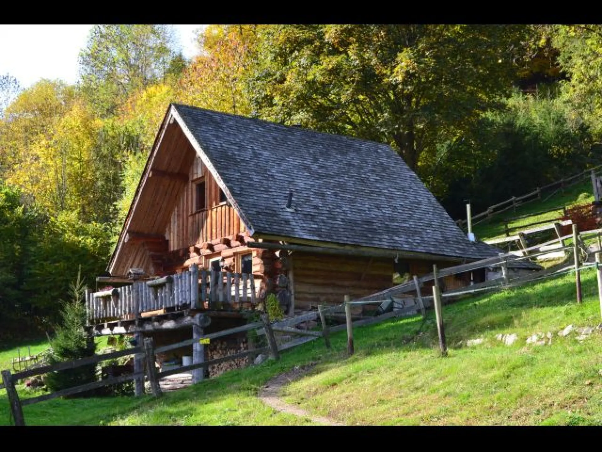 Le chalet du bucheron avec une belle journée
d'automne . 