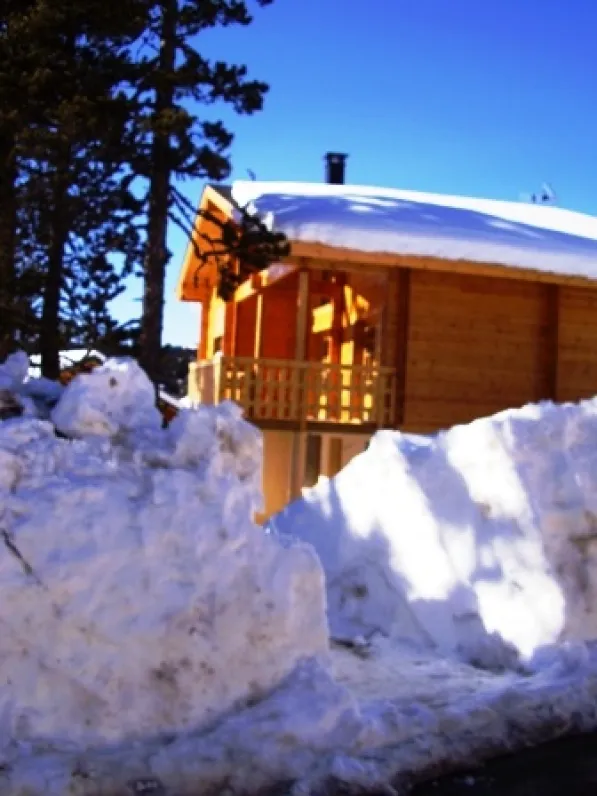 Chalet sous la neige