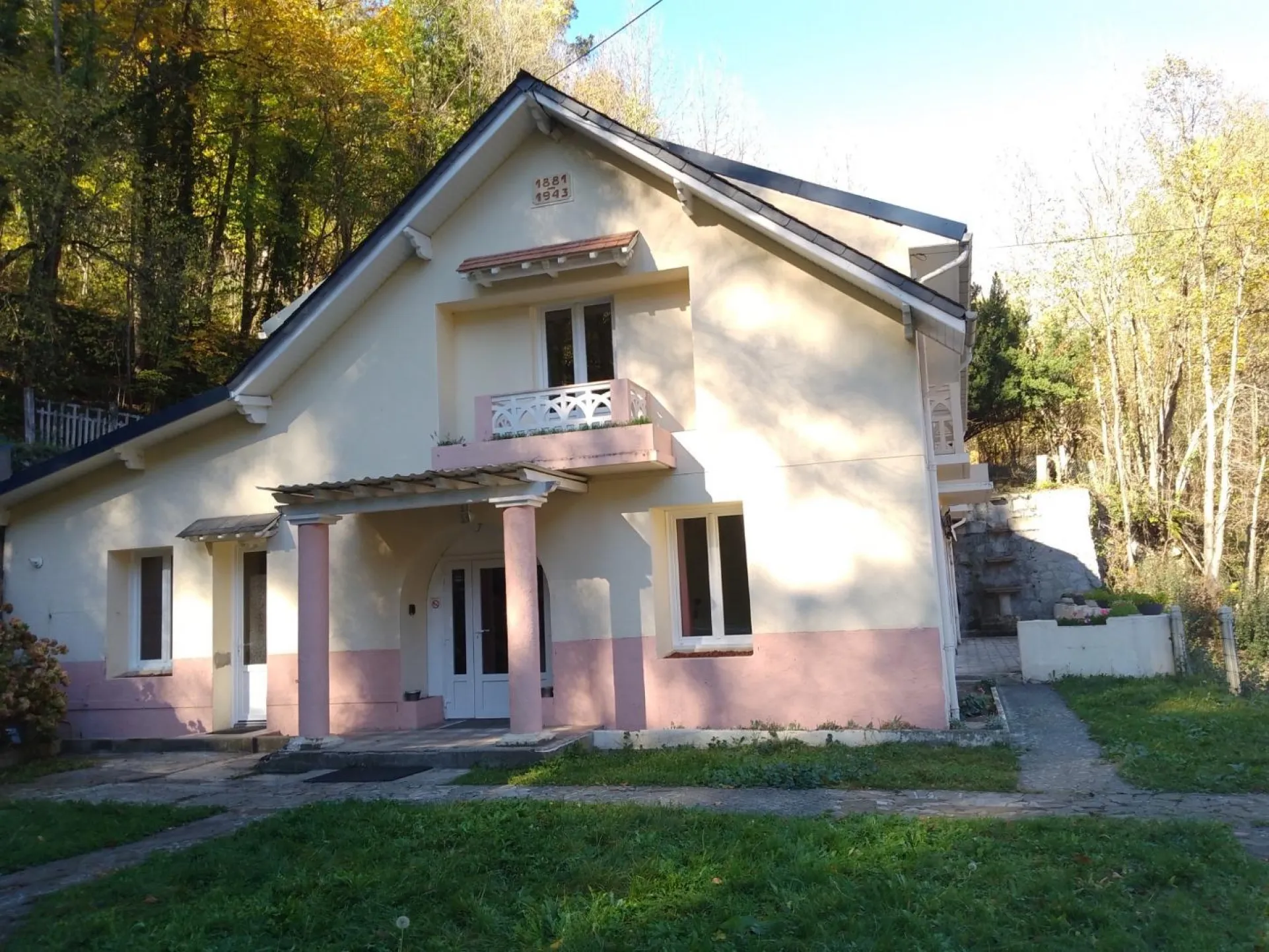 le chalet l'été avec une partie du jardin