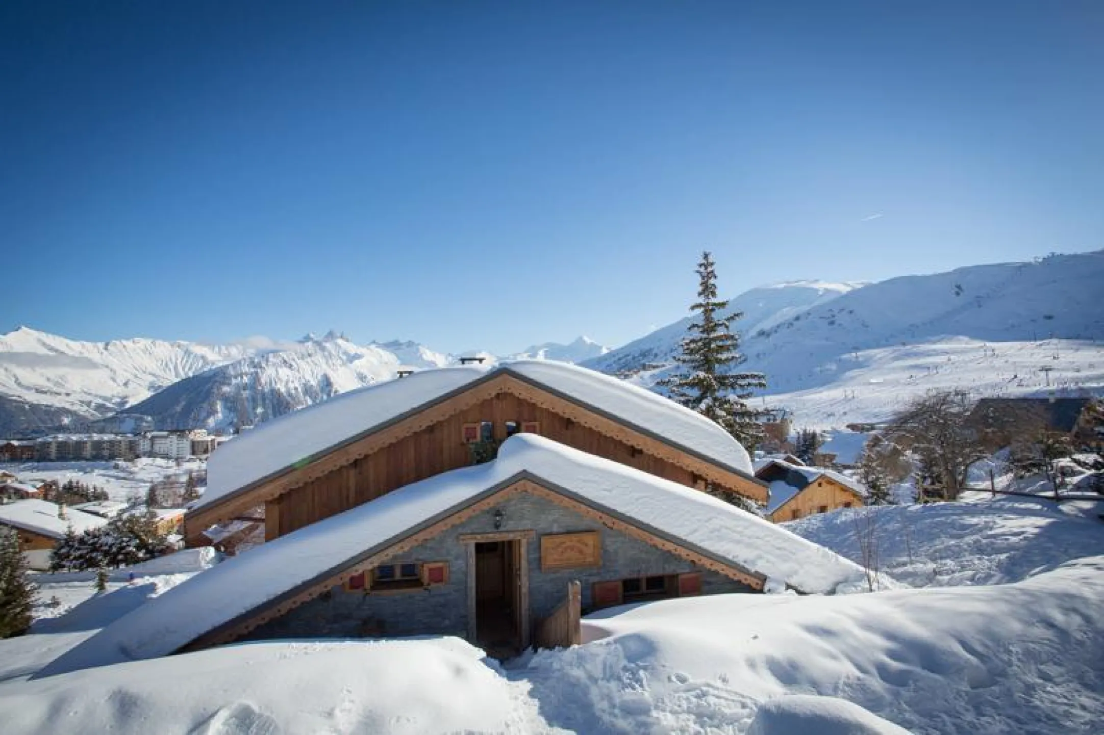 Vue magique sur les aiguilles d'Arves
sur terrain de 1000M² avec 8 places de parking
à 100m des pistes et 500m des commerces