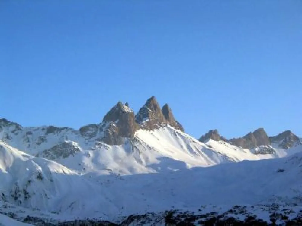 De la terrasse, vue panoramique et imprenable sur les aiguilles d'arves