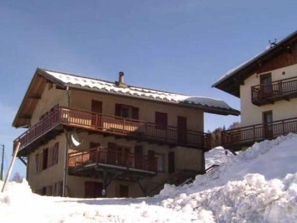 Avec ette neige les bons skieurs peuvent rentrer a ski
