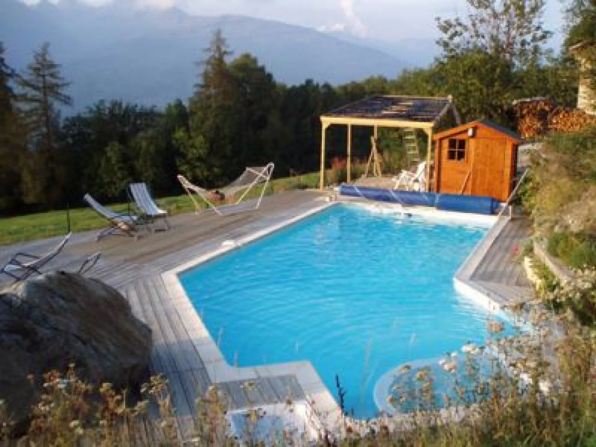 La Piscine est maintenant couvert avec un abri et fonctionne seulement en été