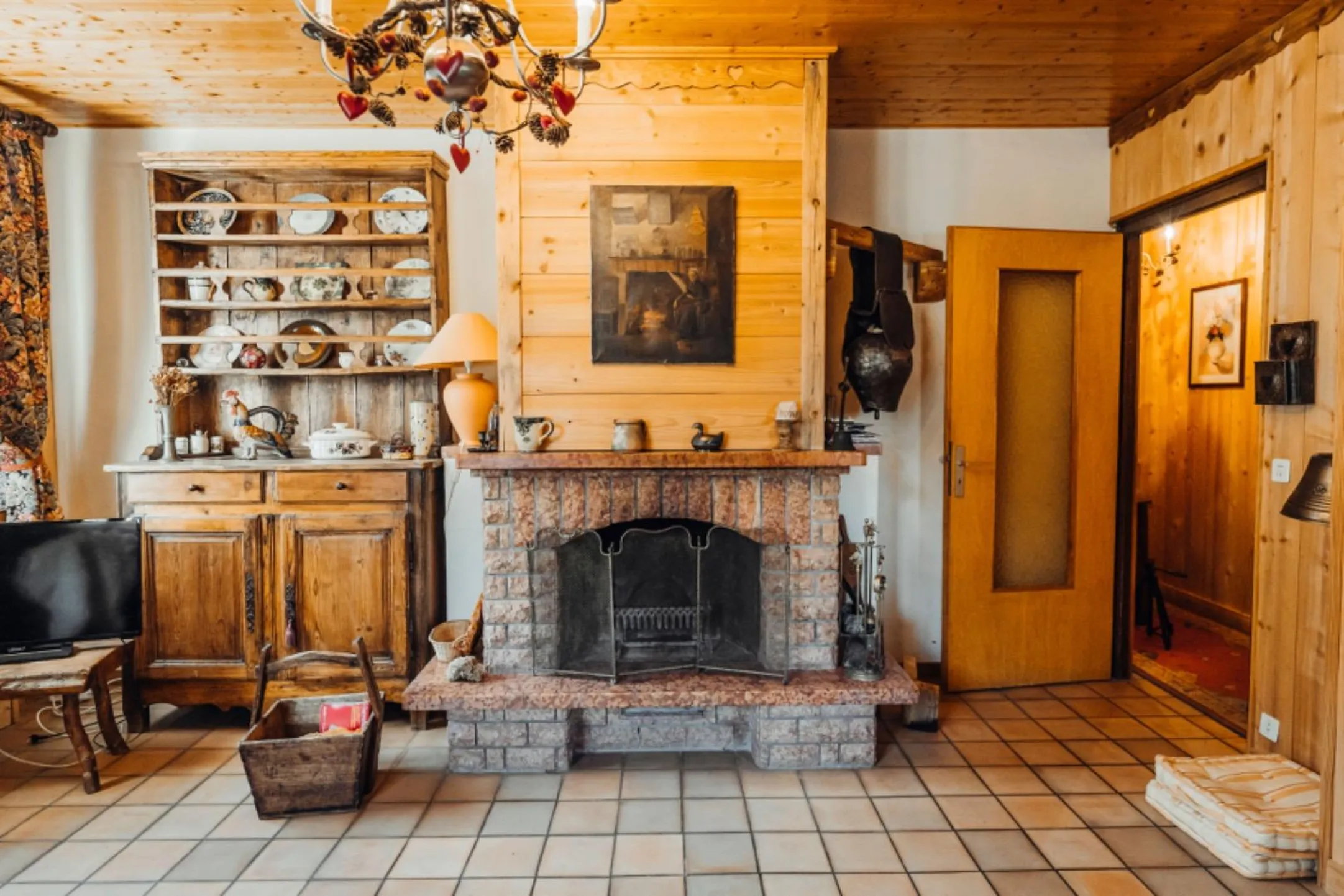 Salon avec cheminée et TV écran plat
