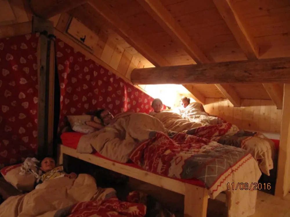Le paradis des ados et des  enfants avec coin télé: tranquillité pour les parents
c' est la chambre 7 avec 2 lits double ou 4 lits simples.