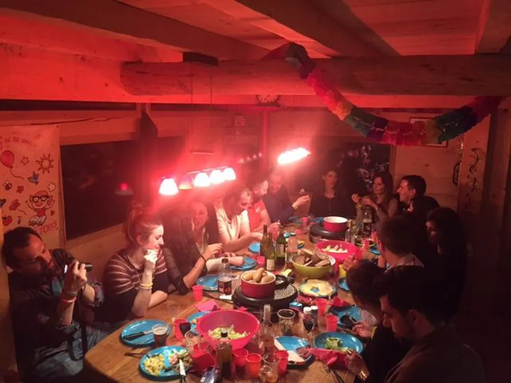 Convivialité! Voila le terme le plus adapté pour une table de  3,5 m de long permettant à 18 personnes de festoyer.