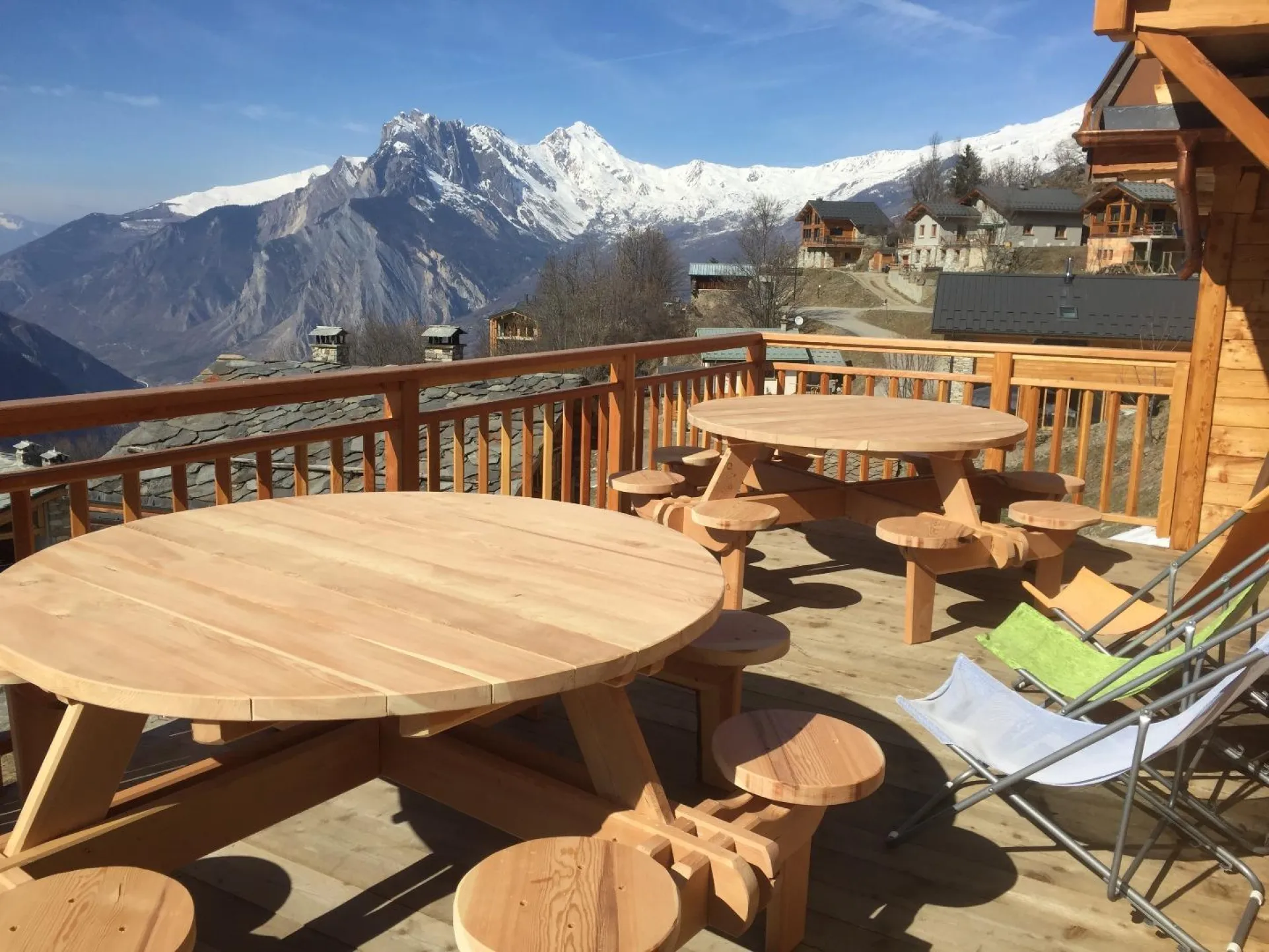 Une terrasse lumineuse avec vue imprenable sur les montagnes environnantes.