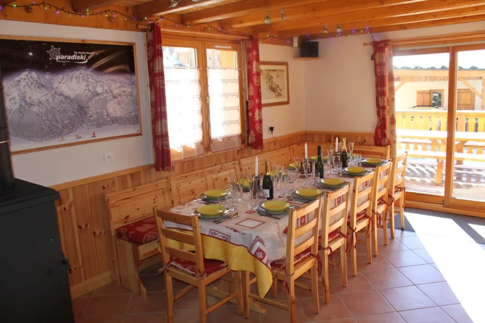 salle à manger avec poele à bois